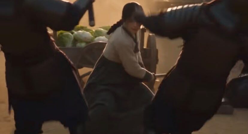 “⚔️ LA CAMPESINA QUE TODOS CREÍAN COBARDE… HASTA QUE LLEGARON LOS SOLDADOS DEL REY