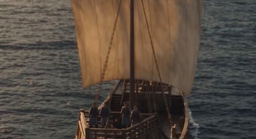 “LA FUGITIVA QUE SALTÓ DEL BARCO… SIN SABER LO QUE LA ESPERABA BAJO EL AGUA”,