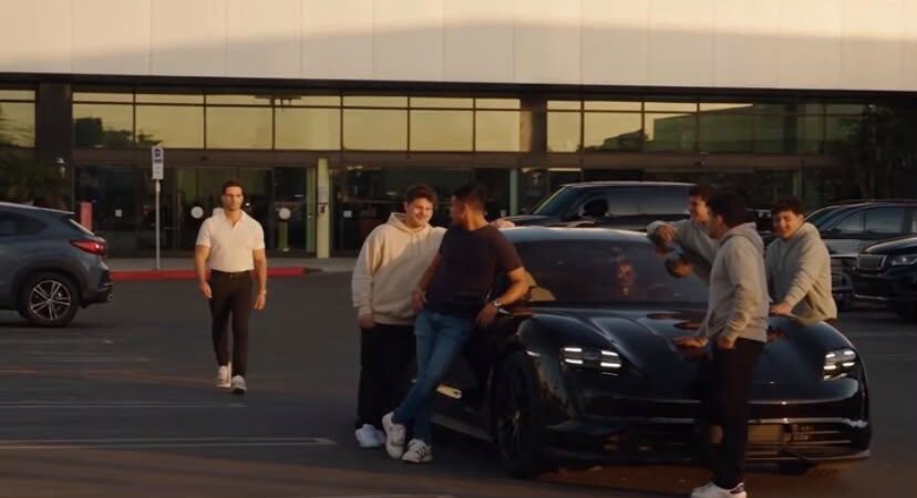 “SE BURLARON DEL JOVEN SIN SABER QUE EL AUTO ERA SUYO — PARTE 1”,