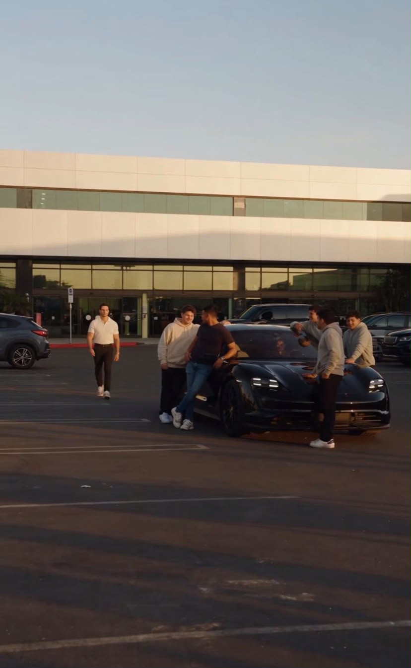 “SE BURLARON DEL JOVEN SIN SABER QUE EL AUTO ERA SUYO — PARTE 1”,