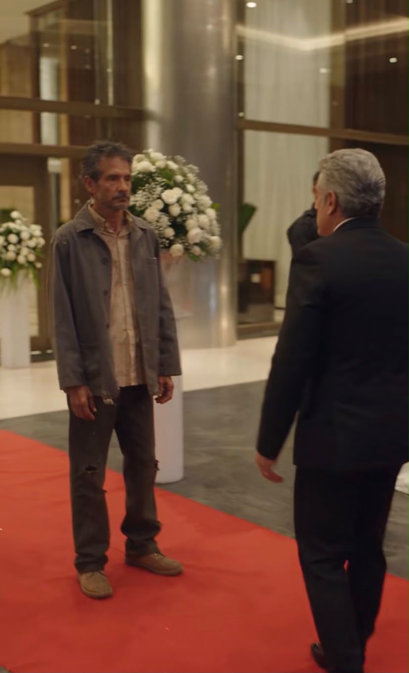 “EL PADRE QUE LLEGÓ VESTIDO DE MENDIGO A LA BODA DE SU HIJO — PARTE 2”,