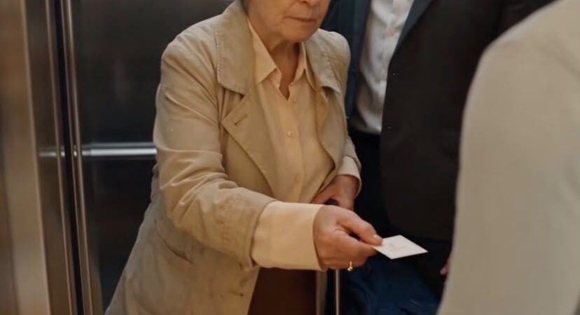 “AYUDÓ A UNA ANCIANA A SUBIR AL ASCENSOR Y PERDIÓ SU TURNO… PERO ELLA ESTABA A PUNTO DE CAMBIARLE LA VIDA | PARTE 2”,